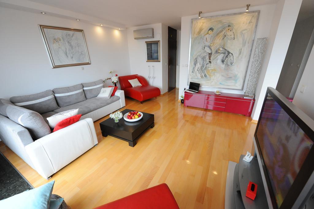 Gold Apartment Split